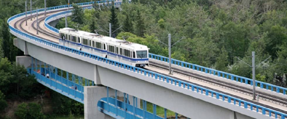 Train crossing a bridge, showcasing the crucial role of quality materials, such as Guarniflon®'s dimpled sheets compliant with standards EN 1337-2.