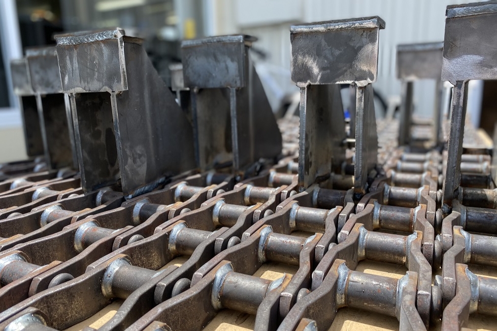 Extra heavy-duty (XHD) welded steel mill chain.