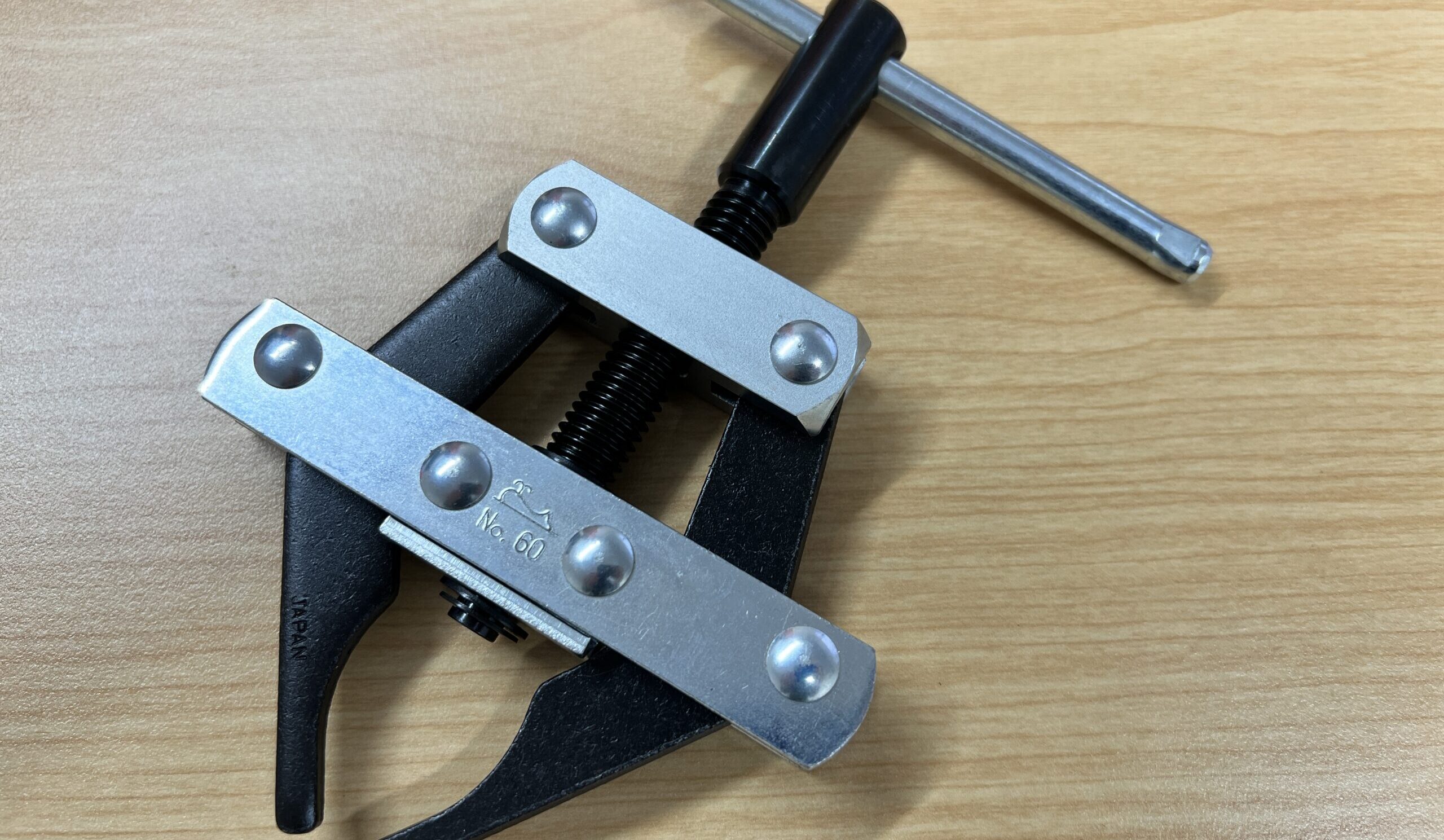 Roller chain puller tool