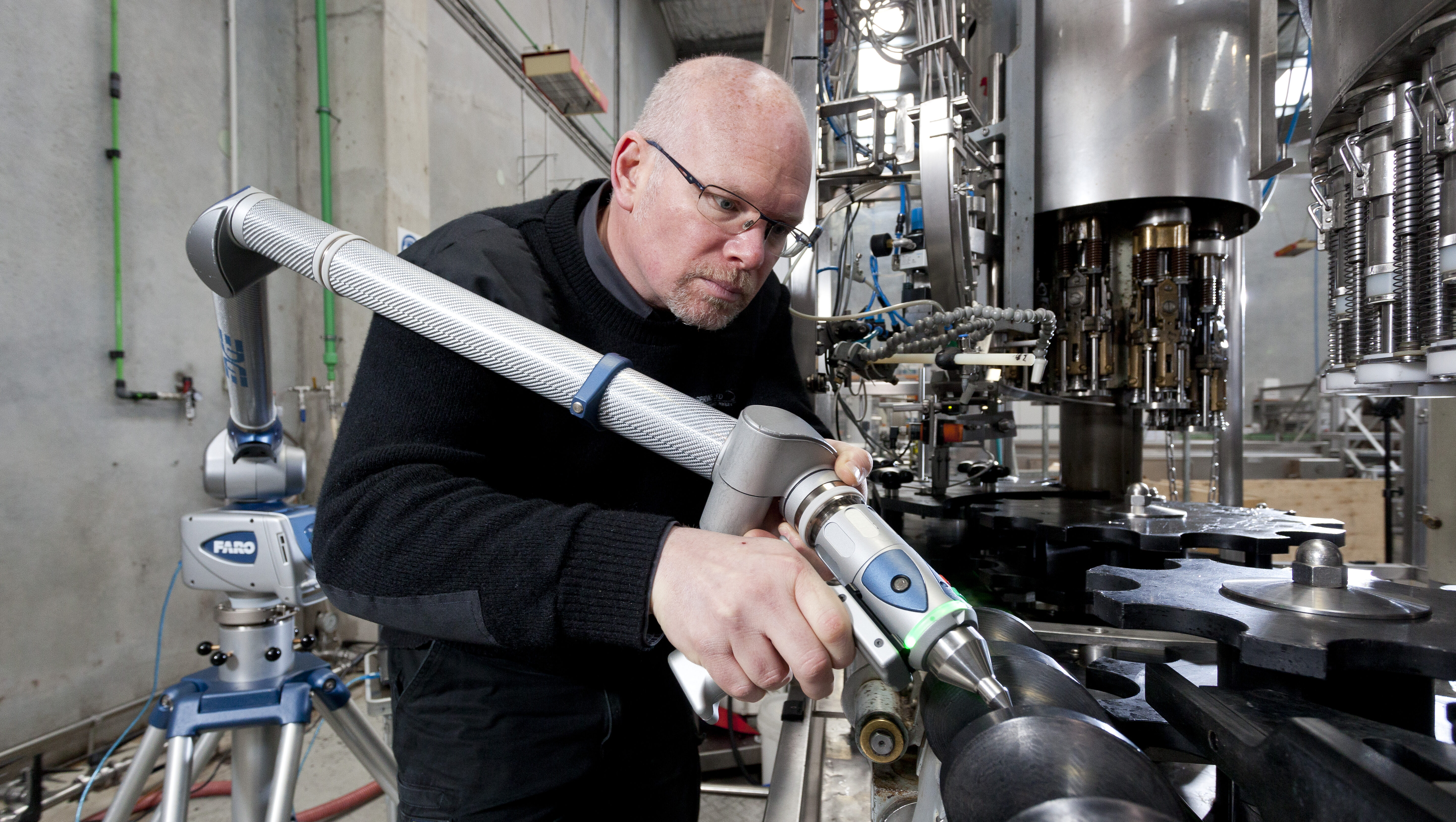 A technician uses the FARO Arm to create precise measurements for recreating change-parts.