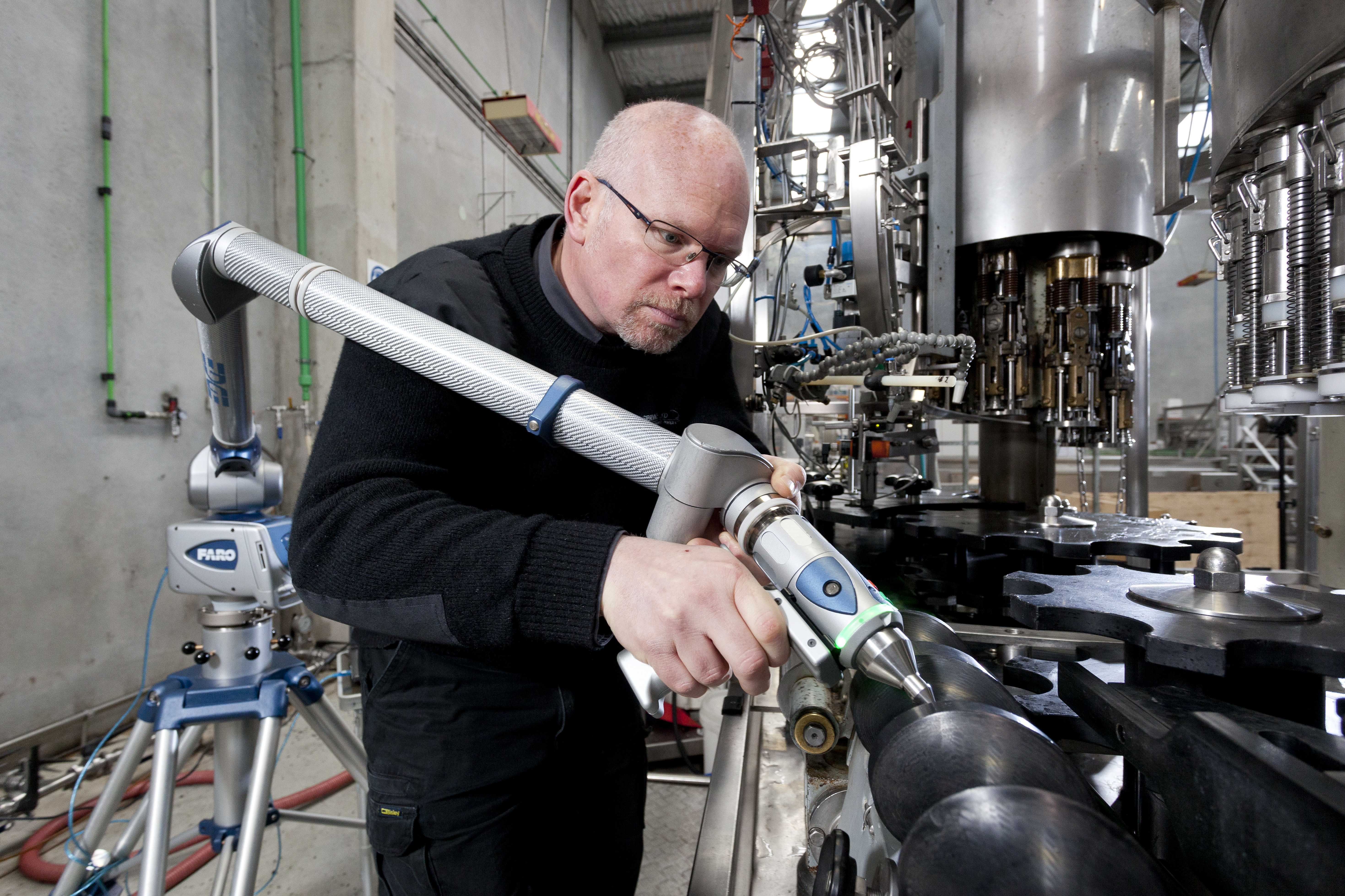A technician uses the FARO Arm to create precise measurements for recreating change-parts.