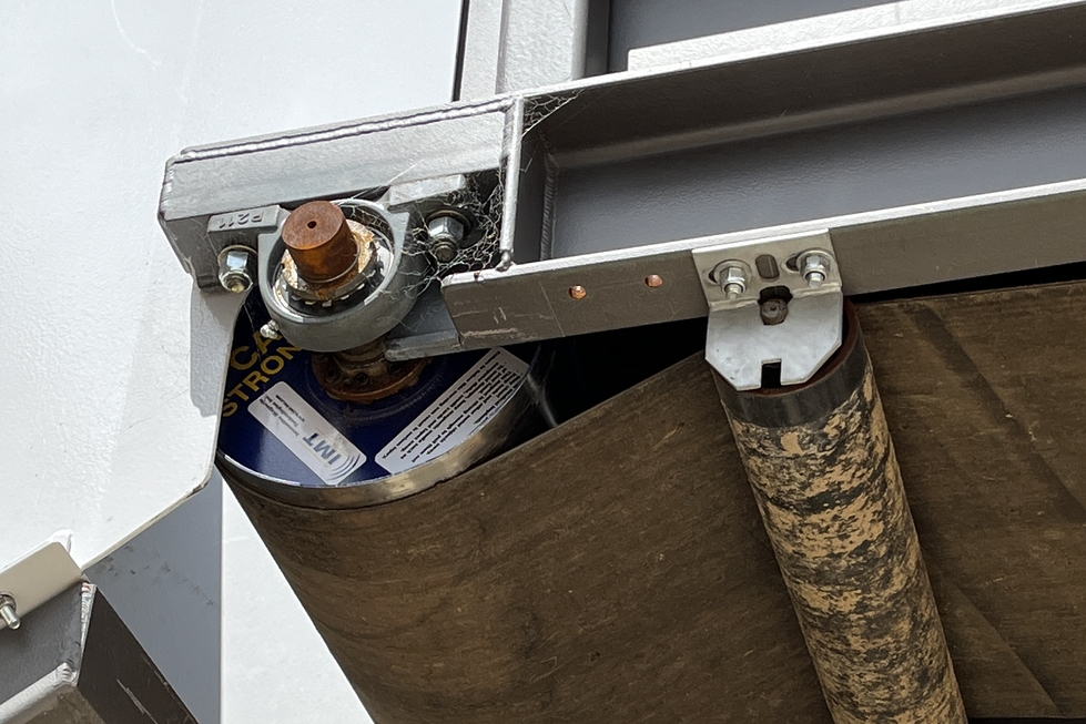 A magnetic head pulley is installed within a conveyor belt to collect ferrous material.